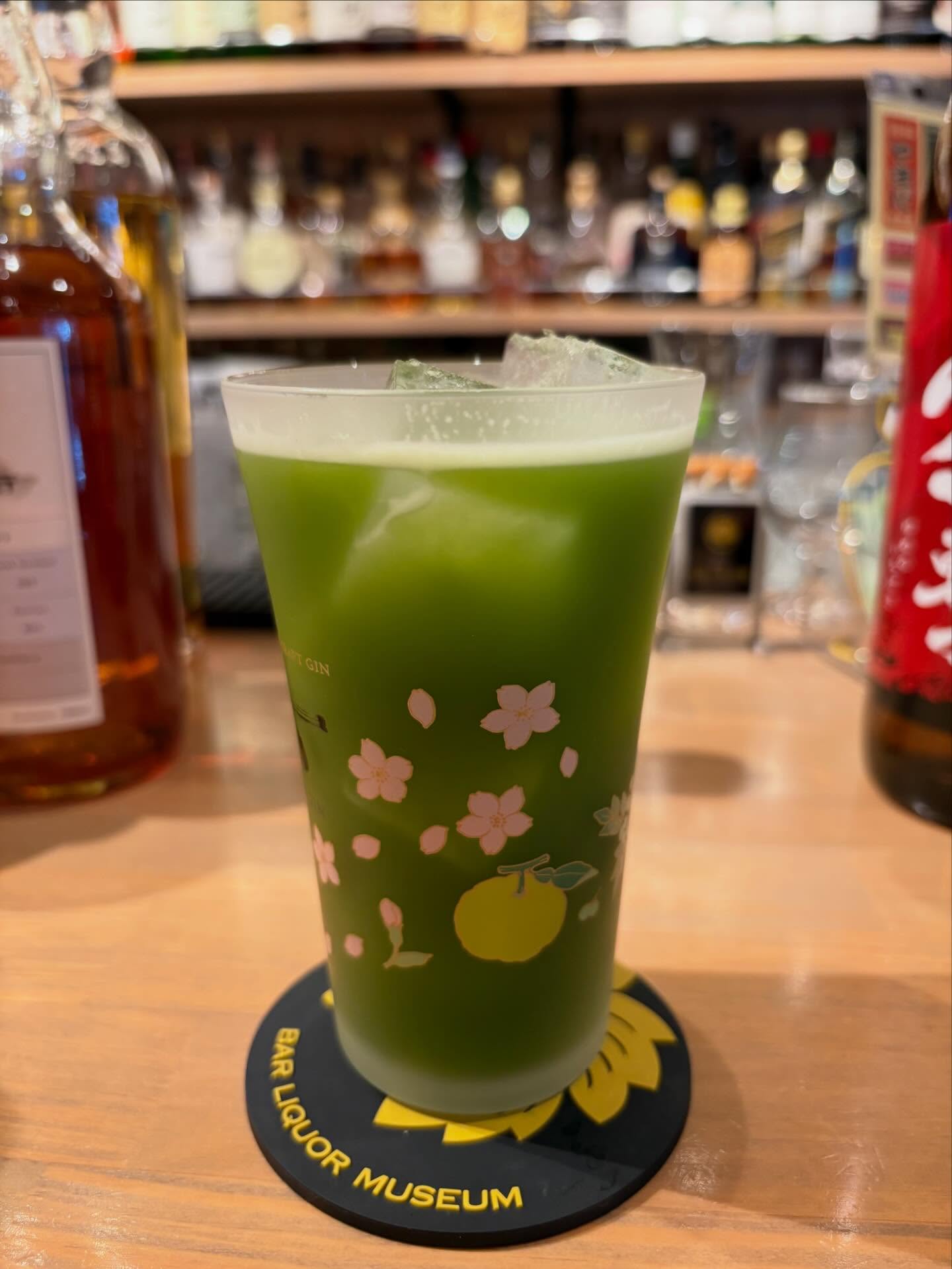 お酒の美術館の新メニュー、緑茶ジントニックです。
これすごく美味しい！
みなさまも占いついでに？ぜひ、ご賞味ください😉